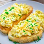 SCRAMBLED EGGS ON TOAST